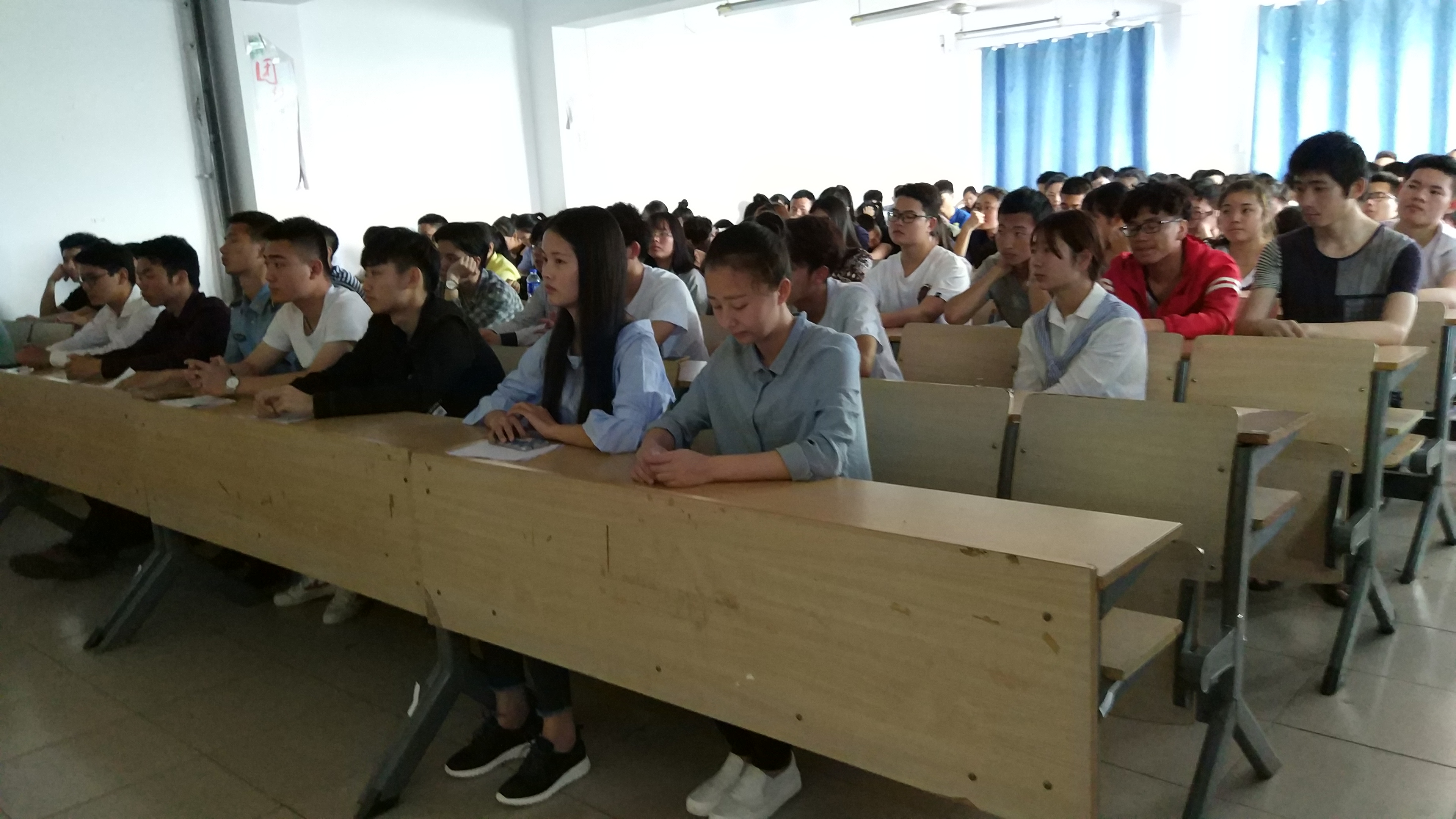1494852978667274.jpg 3(第一排就座的是获得年度人物荣誉称号的学生).jpg
