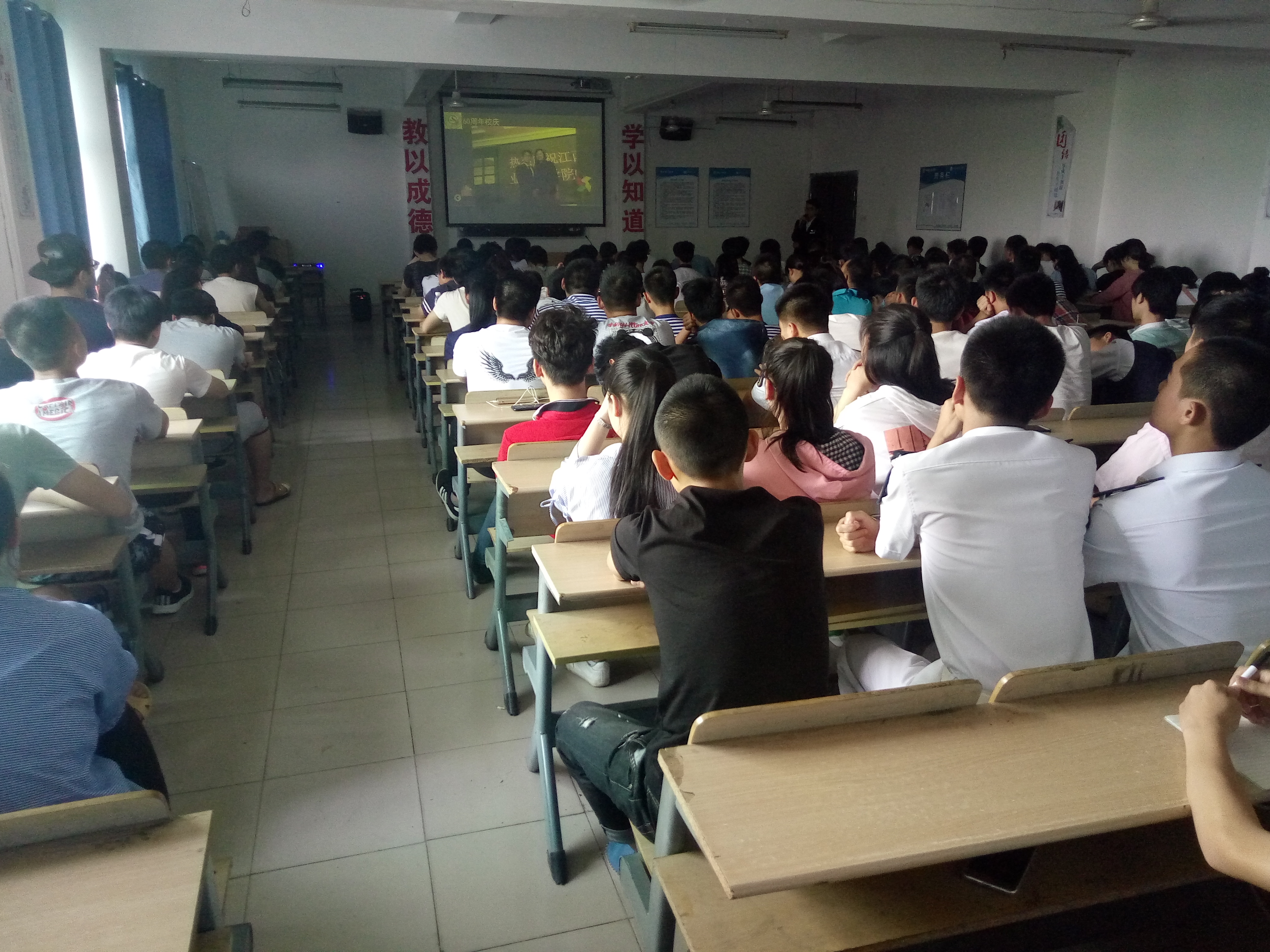 1494853047419348.jpg 8(参会学生代表认真听年度人物做报告).jpg