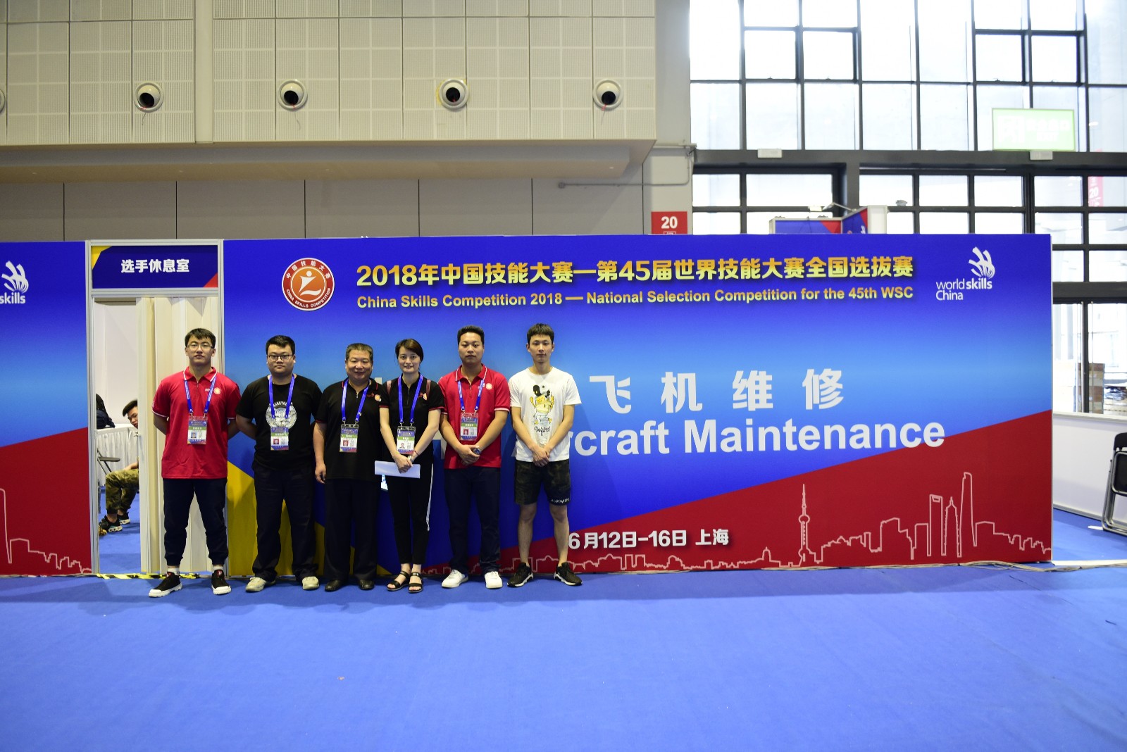 1529148542682292.jpg 选手和裁判合影.jpg