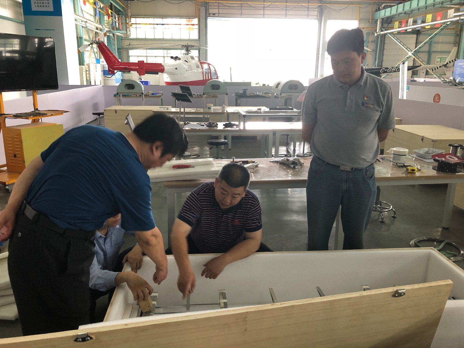 1528535872633945.jpg 工作人员紧张工作.jpg