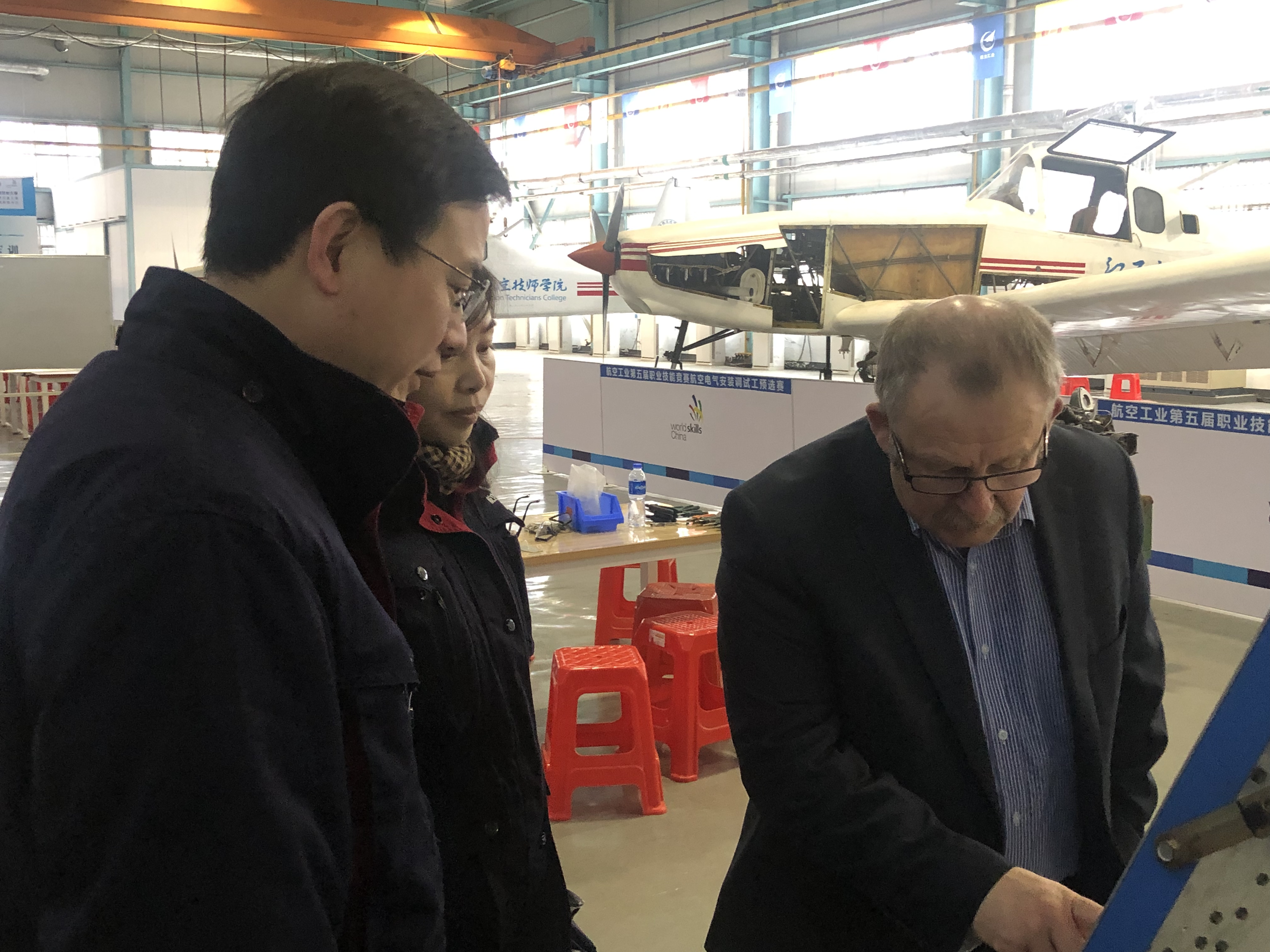 1544953695844857.jpg 和基地专家实地交流1.jpg